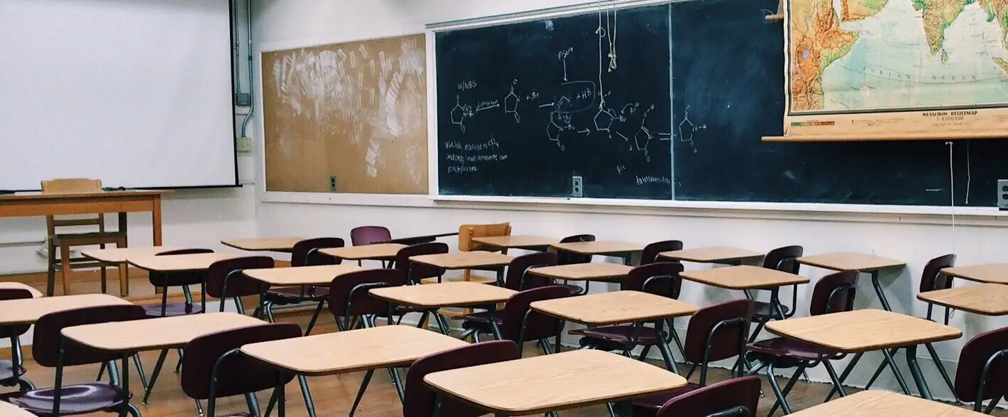 classroom-2093744_1920.jpg